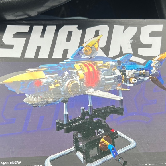 Sharks Creative Building Set - Blue and Gold - Picture 3 of 8